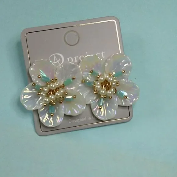 Beautiful Retro Floral Shell Like Earrings - Picture 4 of 9